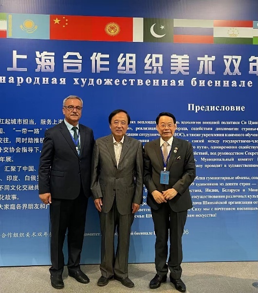 萧晖荣教授（右）与中国公共外交协会副会长陈育明大使（中）、塔吉克斯坦人民艺术家朱拉耶夫在开幕式现场