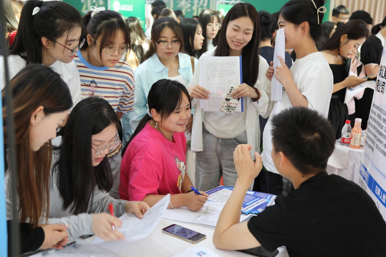 毕业生与用人单位热情互动