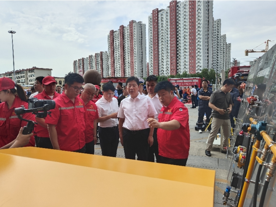 河北昆仑华大能源集团总经理张厚民向与会领导介绍情况。
