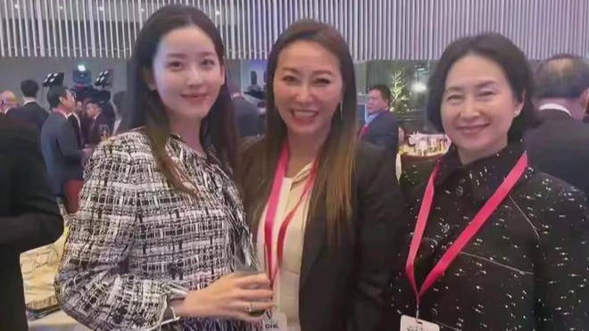 何超莲打工心态好，白富美工作也借机社交，主动合影章泽天还示好封面图