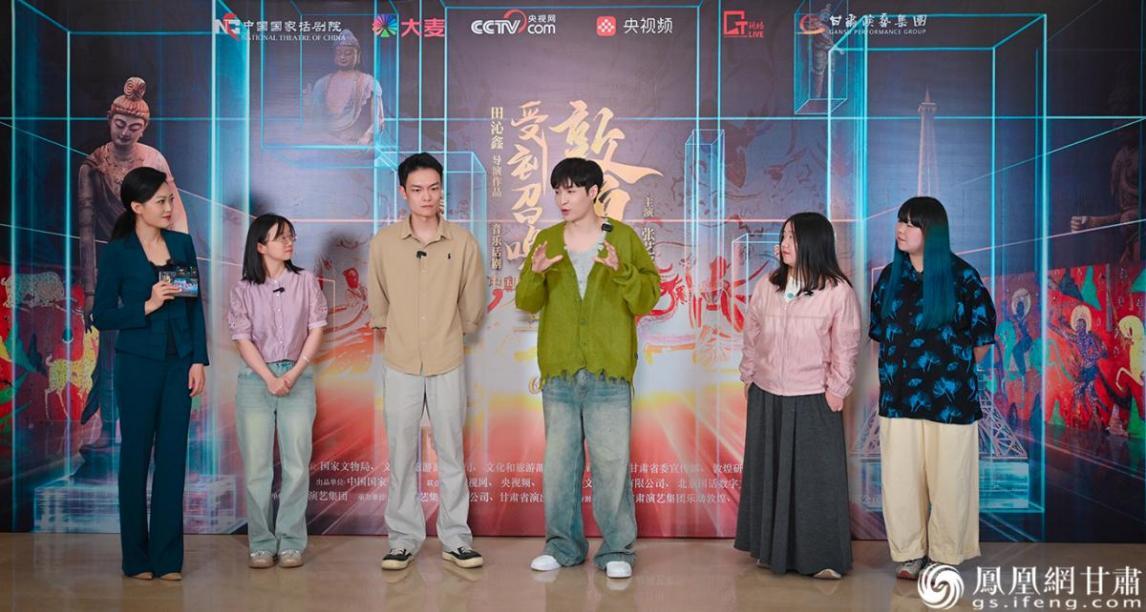 《受到召唤·敦煌》主演张艺兴(右三)与敦煌研究院小工匠们同台交流 杨艺锴 摄