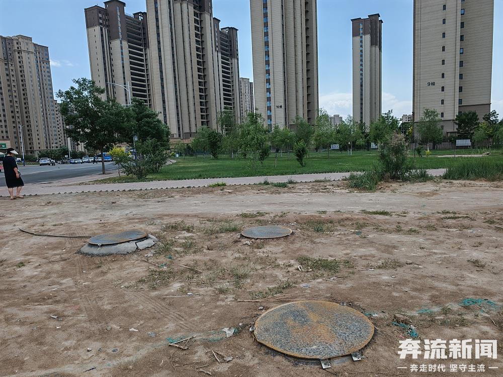 网友发布的视频显示,兰州碧桂园体育公园内的多个井盖破损,网友质疑井盖存在质量问题。