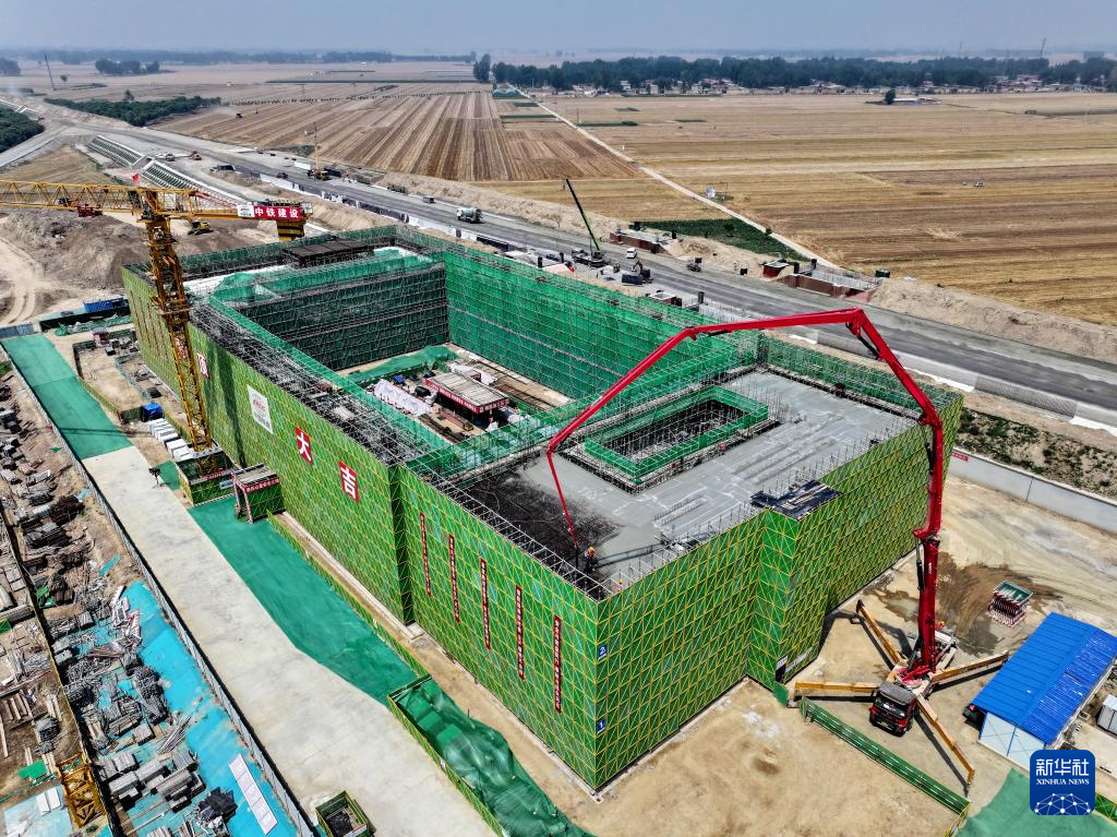 雄忻高铁望都北站建设现场（6月18日摄，无人机照片）。