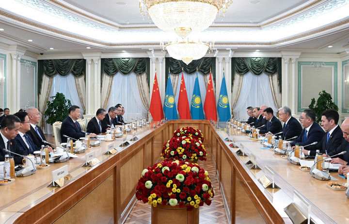 当地时间6月16日下午，哈萨克斯坦总统托卡耶夫同中国国家主席习近平在阿斯塔纳总统府举行会谈。新华社记者 谢环驰 摄