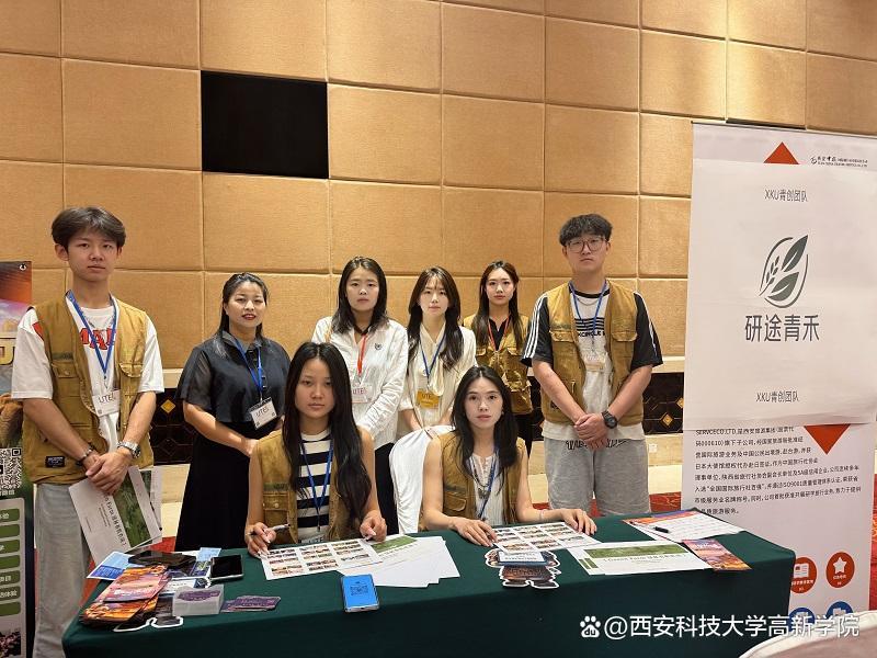 学生团队在咨询现场