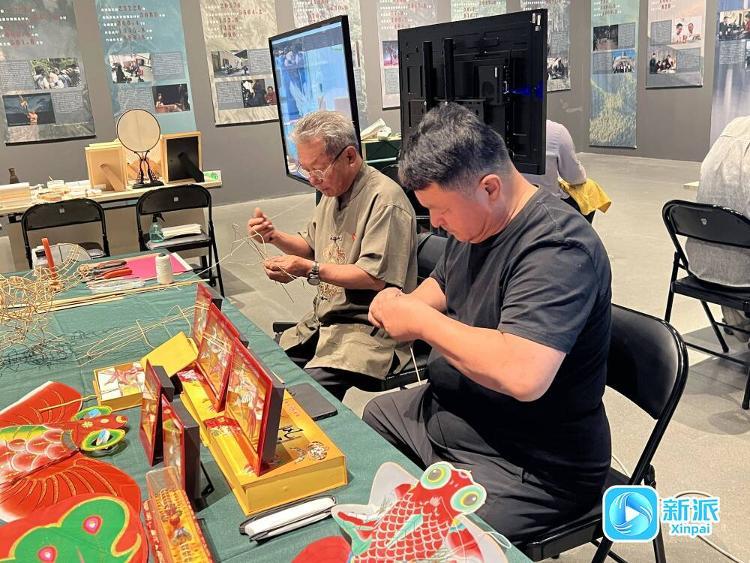 张效东（左）展示潍坊风筝扎制技艺。