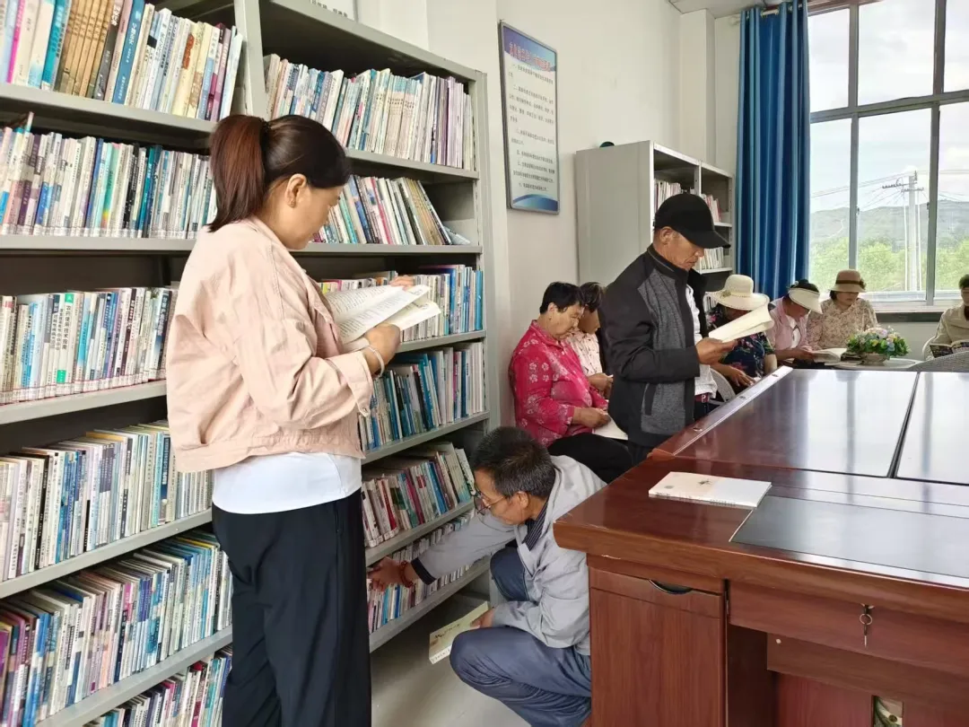 华亭群众相“阅”农家书屋　解锁“书”适生活