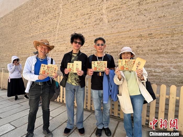 6月19日,甘肃嘉峪关市,两岸嘉宾体验网红“关照”。闫姣 摄