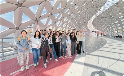 美依尔·努尔江（右二）与游客在阿斯塔纳景区合影。均为受访者供图