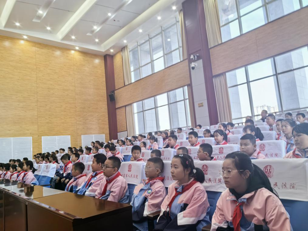 华亭学子旁听危险驾驶案庭审　法治教育零距离