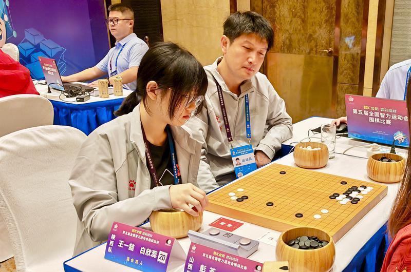 古城围棋名将王一喆(右一)将以教练兼队员的身份,再次出征全运会围棋项目比赛