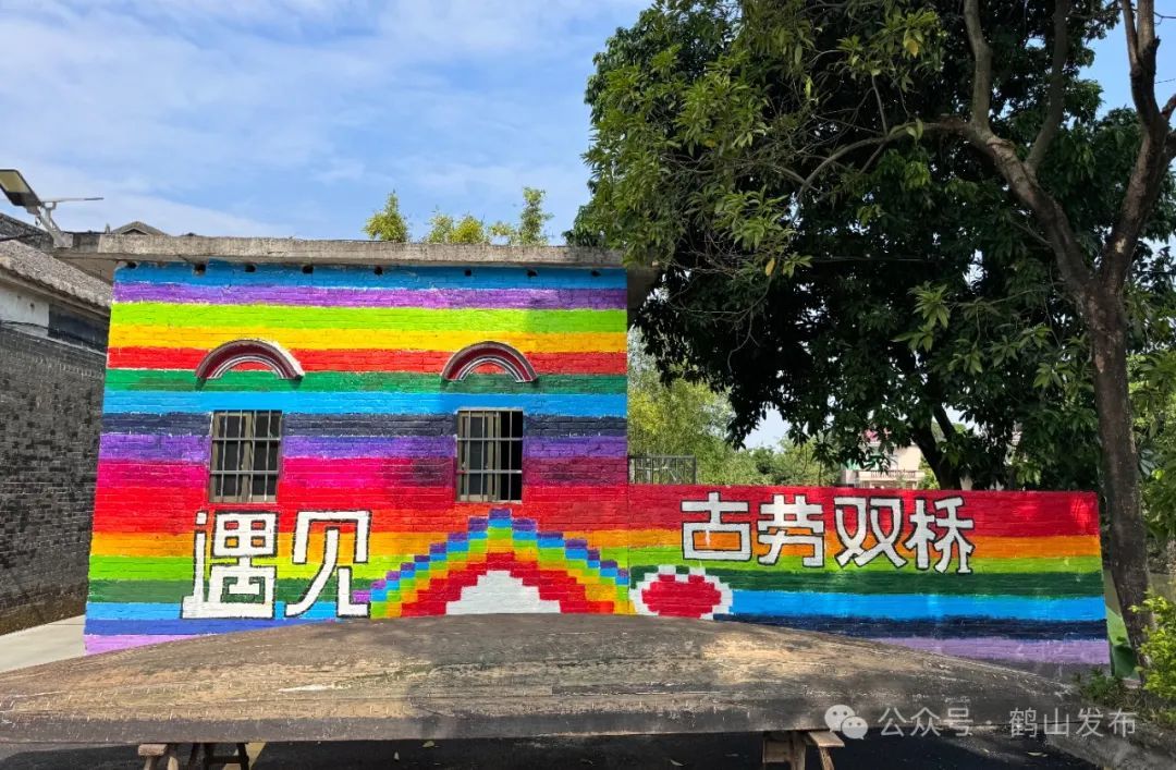 双桥村发动返乡大学生设计独具双桥特色的墙绘