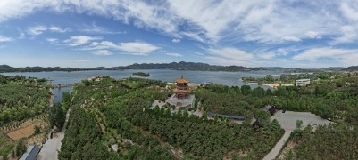 济南雪野湖夏日湖光映碧天 游客乐享清凉时光