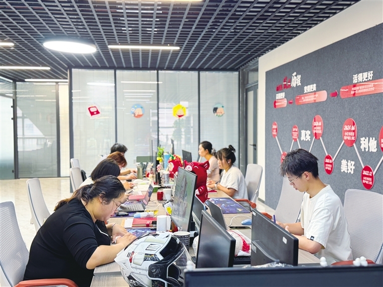 甘肃数字综合电商基地内运营人员正在分析统计数据