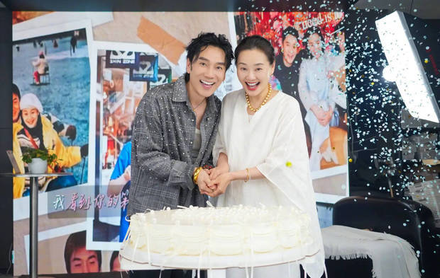 林依轮与妻子西华一起切蛋糕，夫妻俩笑容灿烂，心情大好。