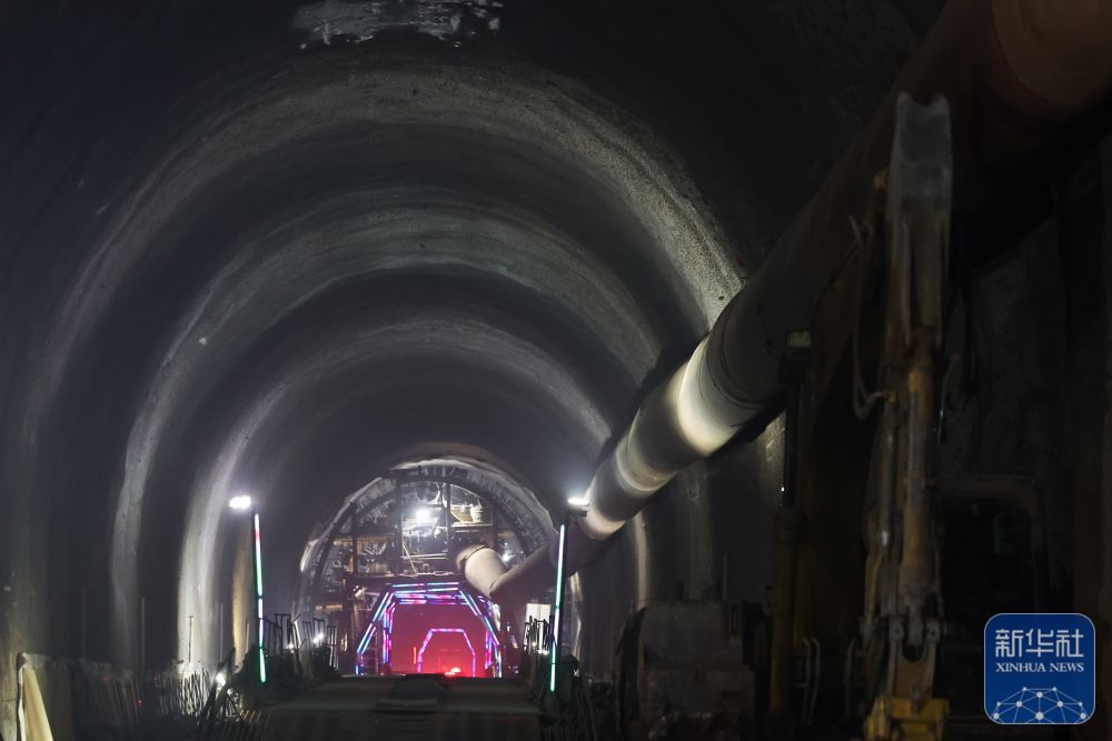 ↑这是已经贯通的兰合铁路黄家岭隧道（6月18日摄）