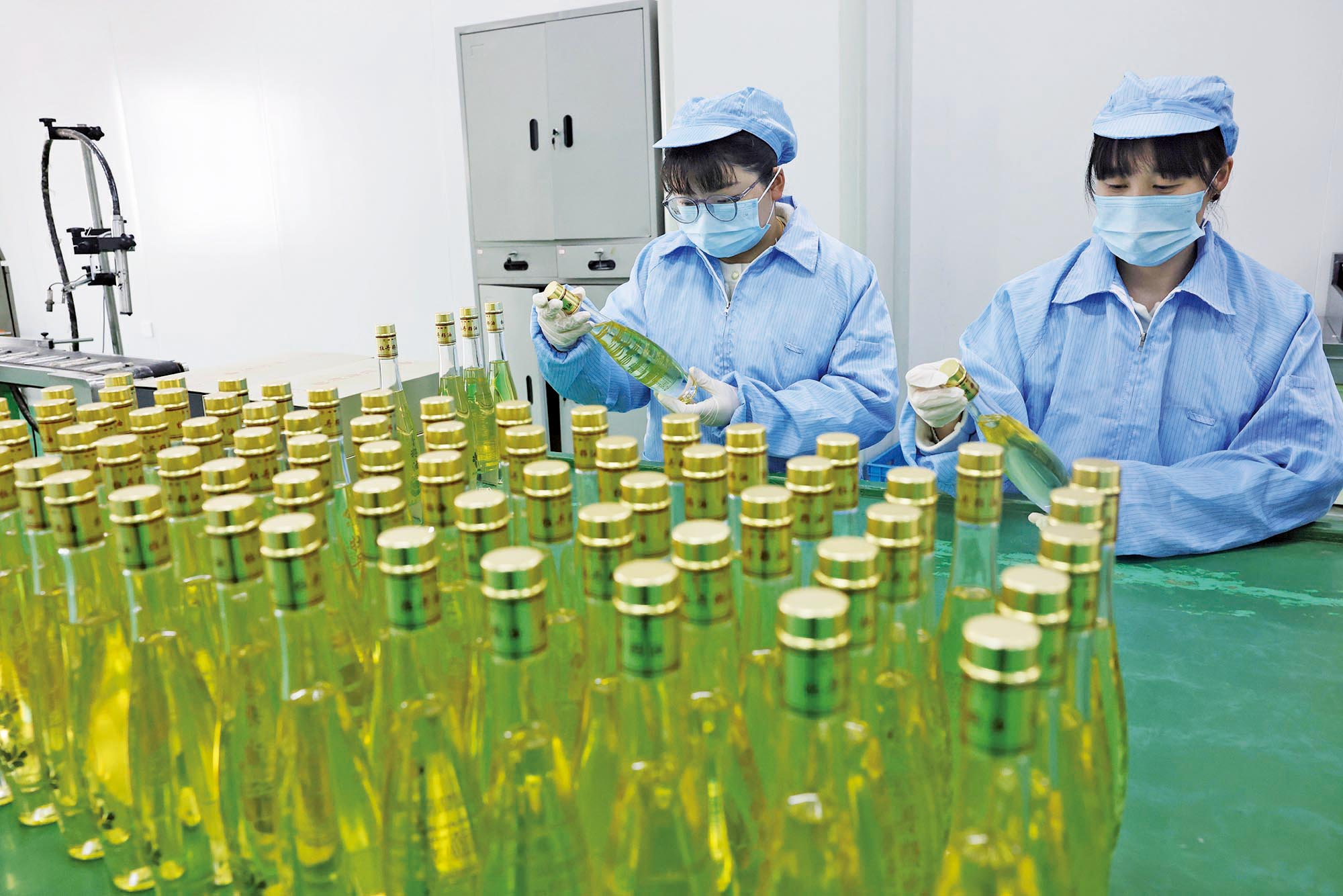 铜陵凤丹种植科技开发有限责任公司生产车间，工人在生产牡丹籽油。