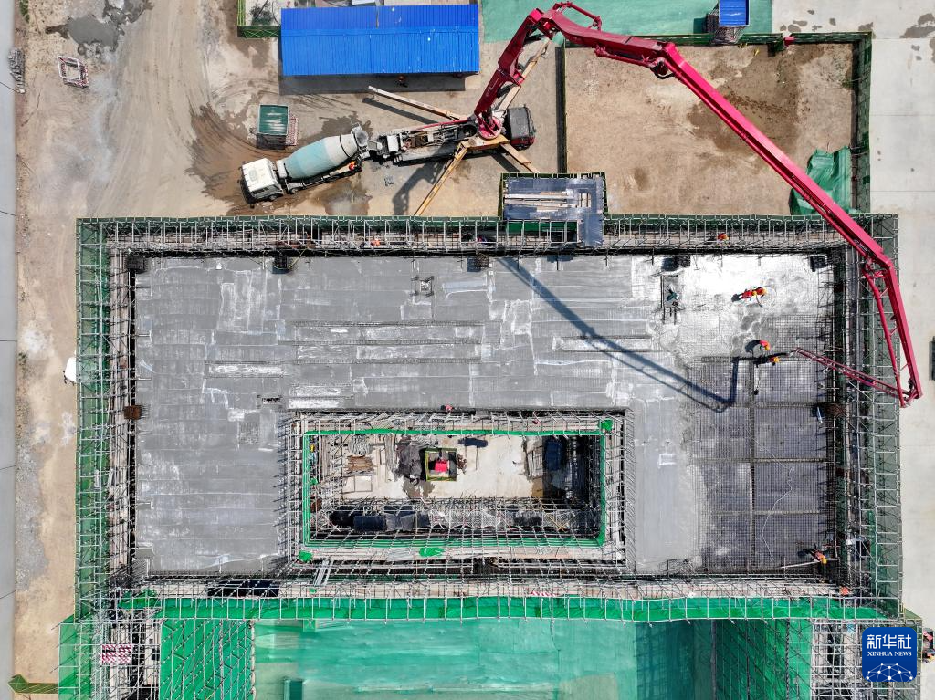 雄忻高铁望都北站建设现场（6月18日摄，无人机照片）。