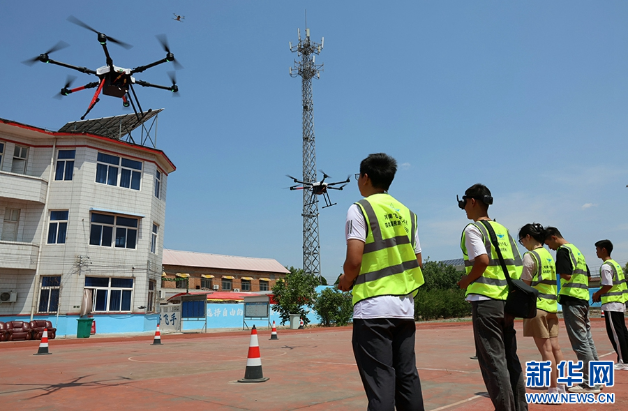 6月16日，在洛阳市孟津区飞手无人机服务中心，学员正在进行无人机飞行训练。