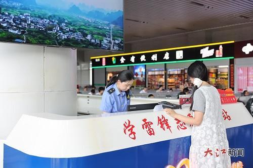 宜春站服务台工作人员为旅客提供免费电话服务。（左嘉慧摄）