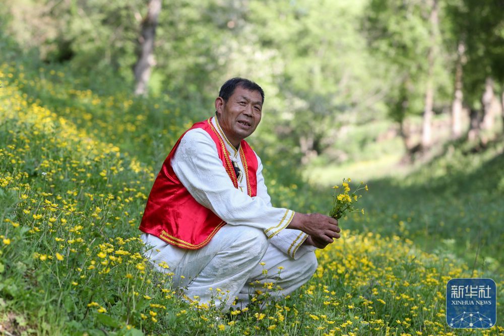 6月14日，“洮岷花儿”国家级传承人刘郭成在甘肃省定西市岷县的一处草滩上唱“花儿”。