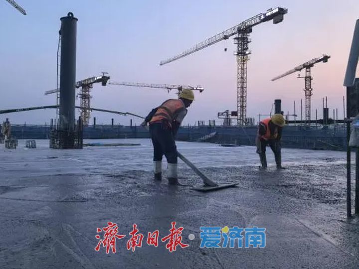 起步区黄河体育中心游泳馆及全民健身中心南区2-1区项目顺利封顶