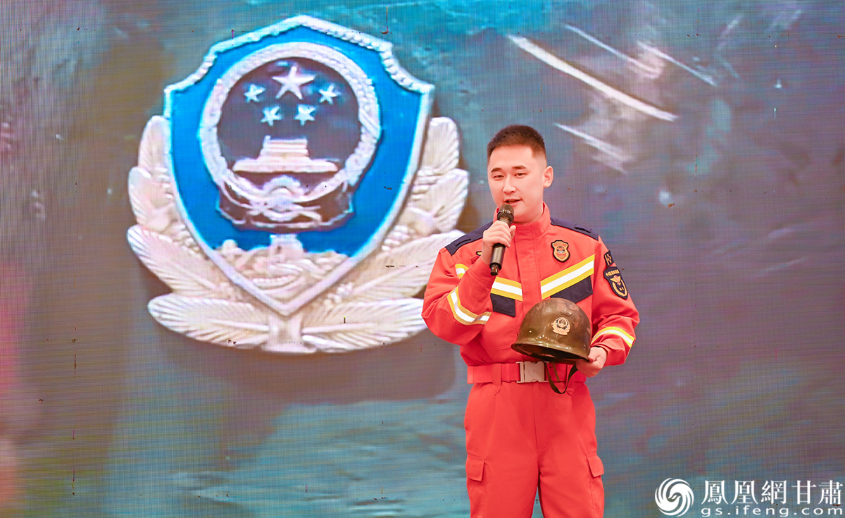 兰州市消防救援支队安宁区大队刘家堡站政治指导员高睿以《奏响黄河大合唱的消防音符》为题展开宣讲