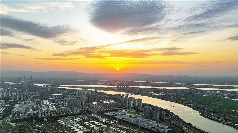 南昌：绚丽晚霞（图）