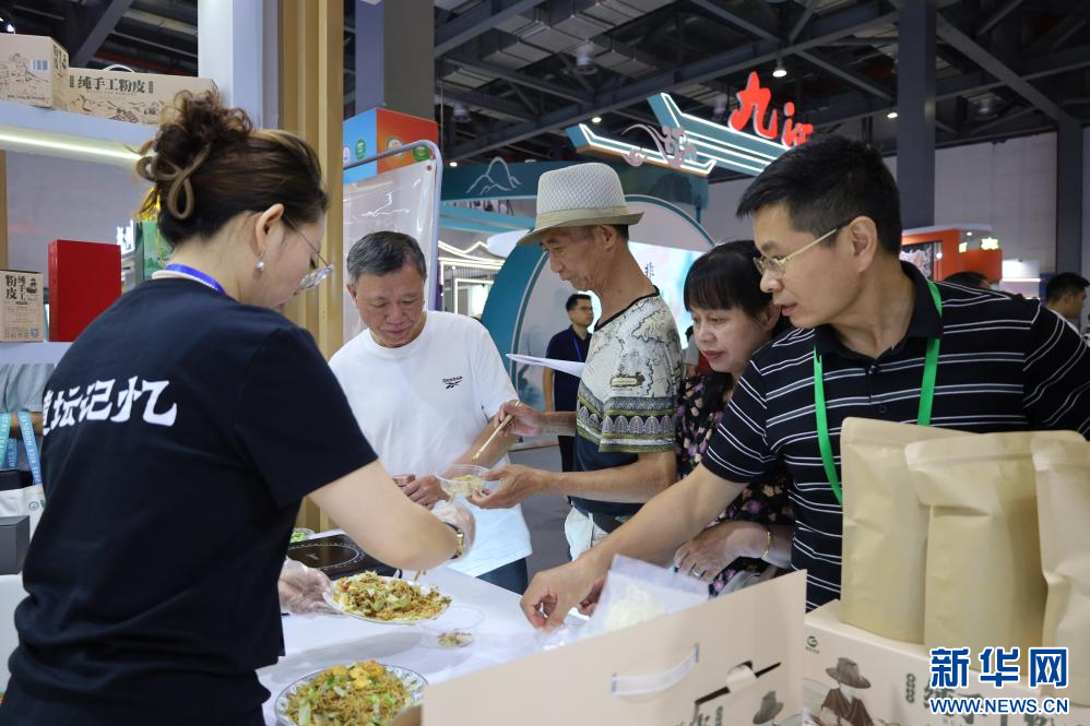 在2025米粉产业交易会现场，市民争相品尝美食。新华网 王晓震 摄