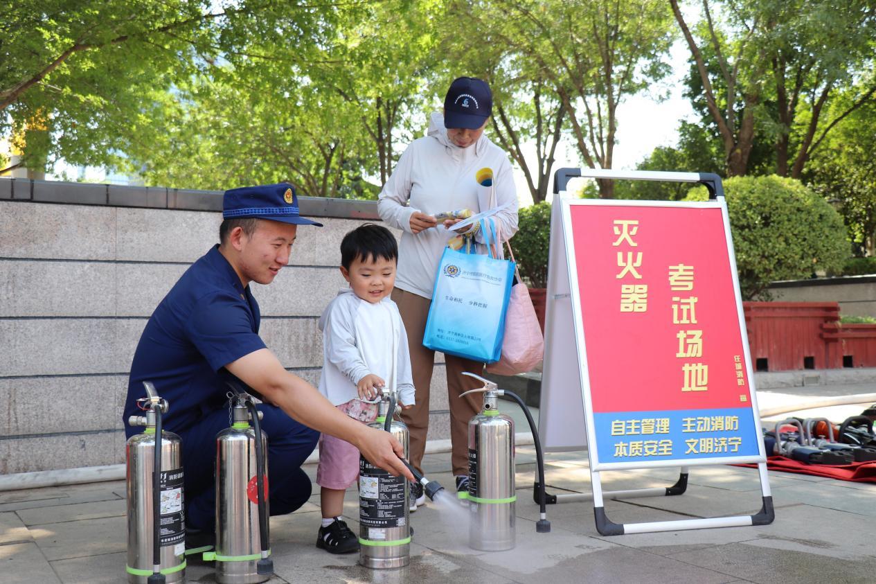 济宁消防开展‘安全生产月’消防产品宣传活动