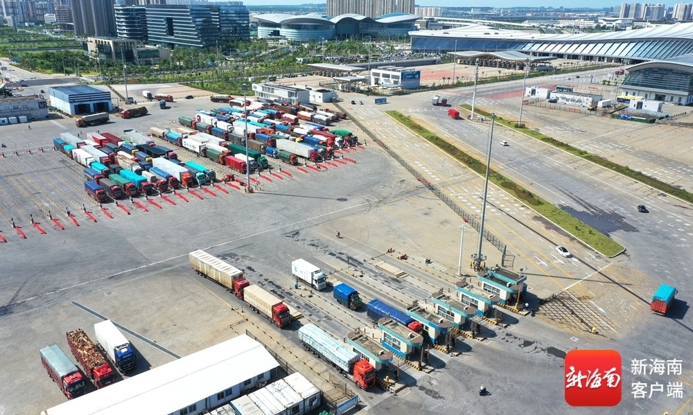 新海港货车有序进港。记者 汪承贤 摄