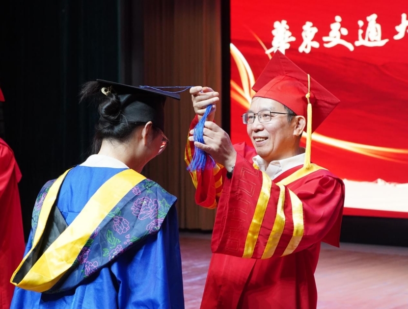 柳和生为毕业生扶正流苏。