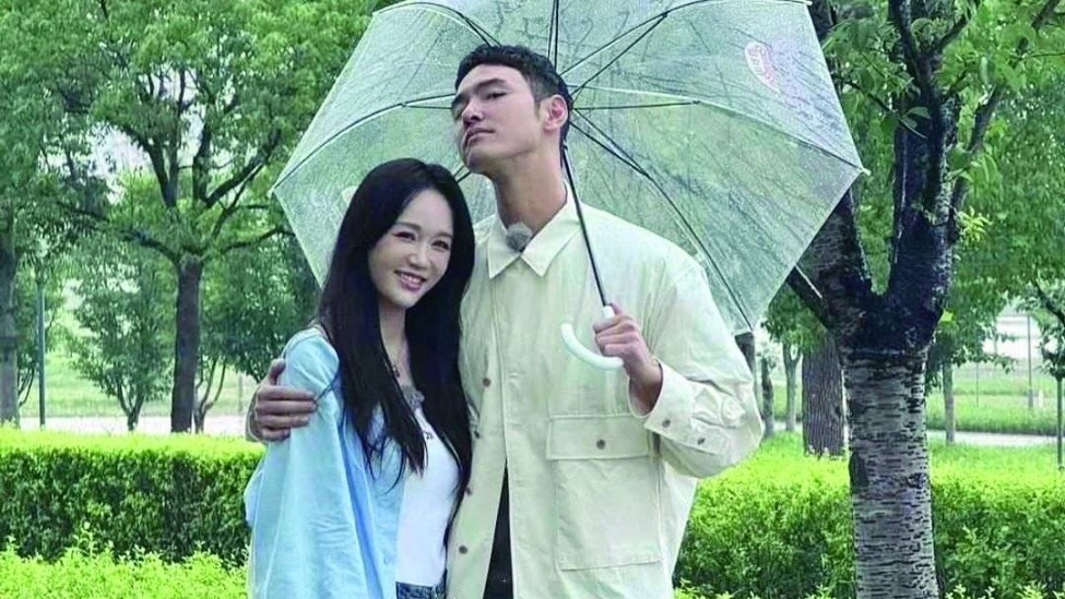 17年后雨中同框！陈乔恩阮经天撑伞引爆追忆杀，谁的DNA动了封面图