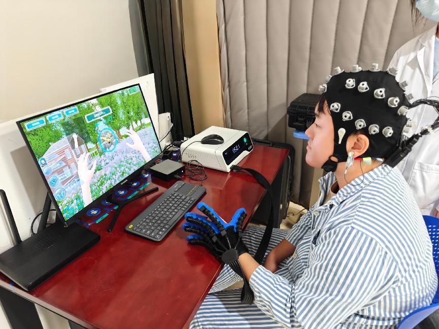 脑机接口上肢主动健康系统可以帮助神经损伤患者，即时精准的实现大脑-动作的反馈，引导促进患者特定运动脑区的激活，从而实现受损神经通路的修复和重建