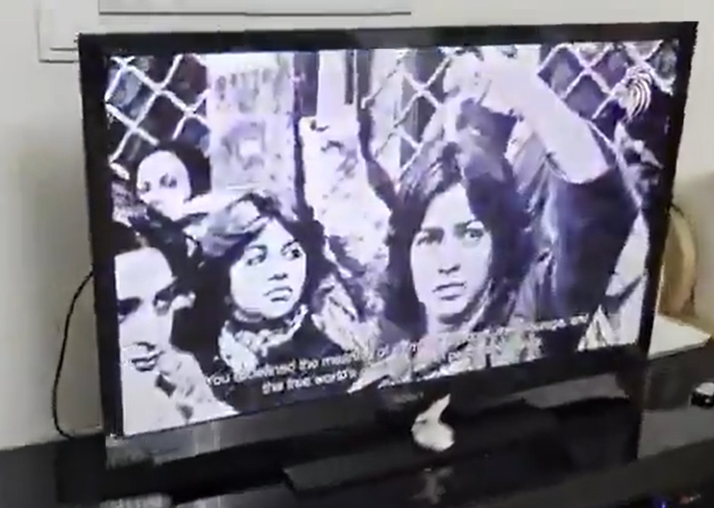 伊朗国家电视台播放呼吁人民起义视频，官方：遭黑客袭击_凤凰网