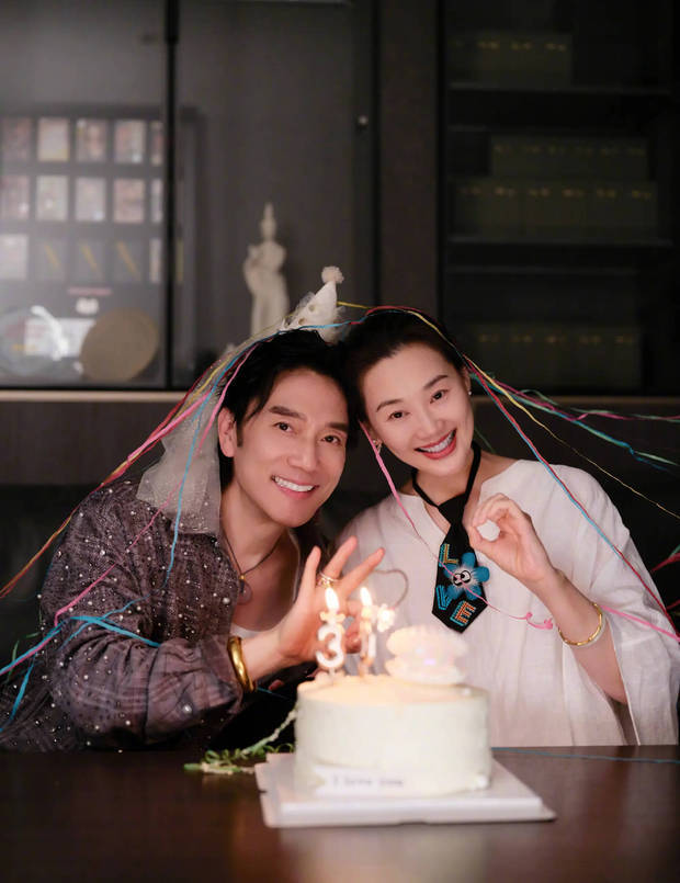 搜狐娱乐讯 近日，林依轮在社交平台上晒出夫妻俩庆祝结婚30周年拍摄的合照，并配文称：“两天里收到了很多好朋友及家人的祝福，感恩这么多的美好，祈愿大家都开开心心健健康康。”