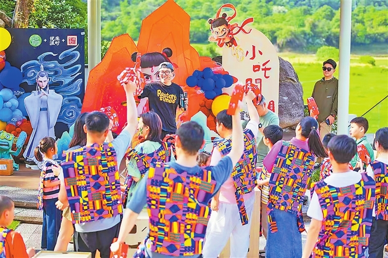 伴思缘民宿举办的亲子活动现场。 本报全媒体记者 余红举摄