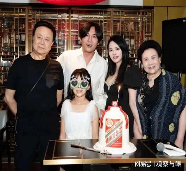 伊能静秦昊带公婆女儿游杭州灵隐寺，伊能静