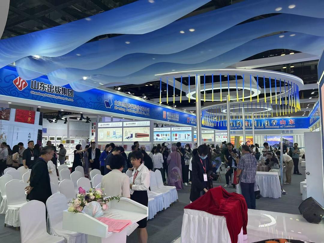 图博会山东展区设计简约大气，展示区、洽谈区、直播去功能齐全