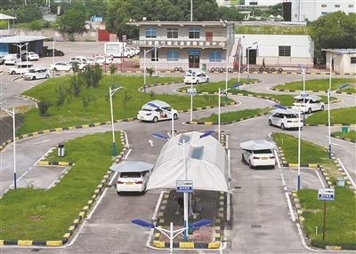 学员们在白云驾校科目二练车场练车