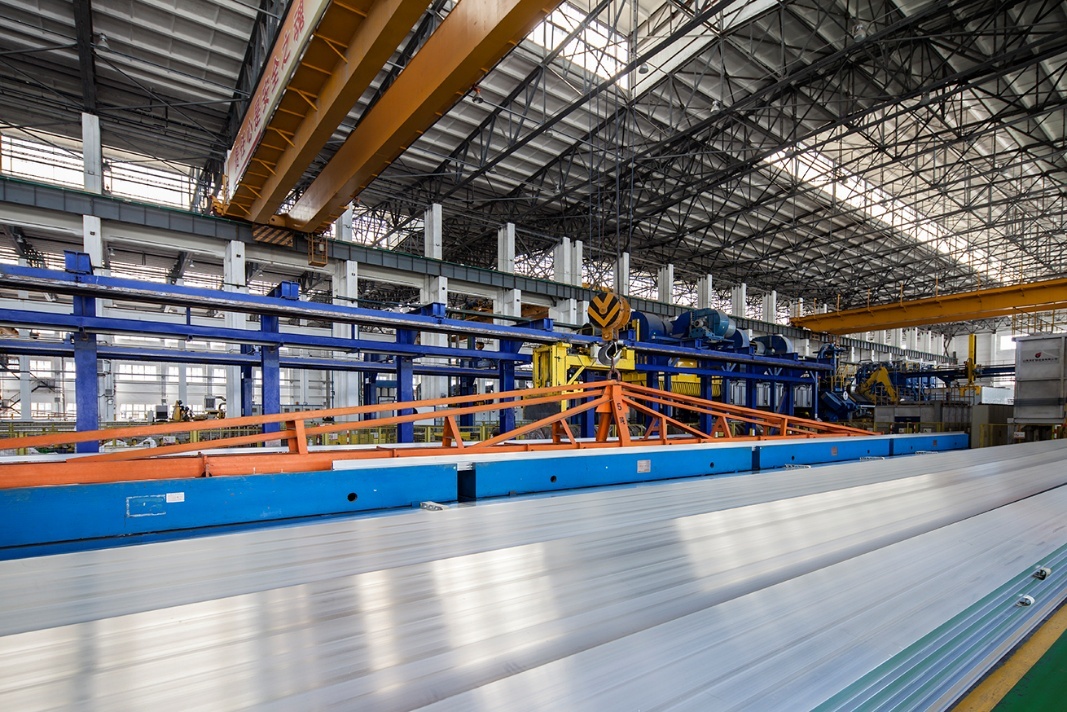 （轻合金公司“复兴号”型材生产现场）