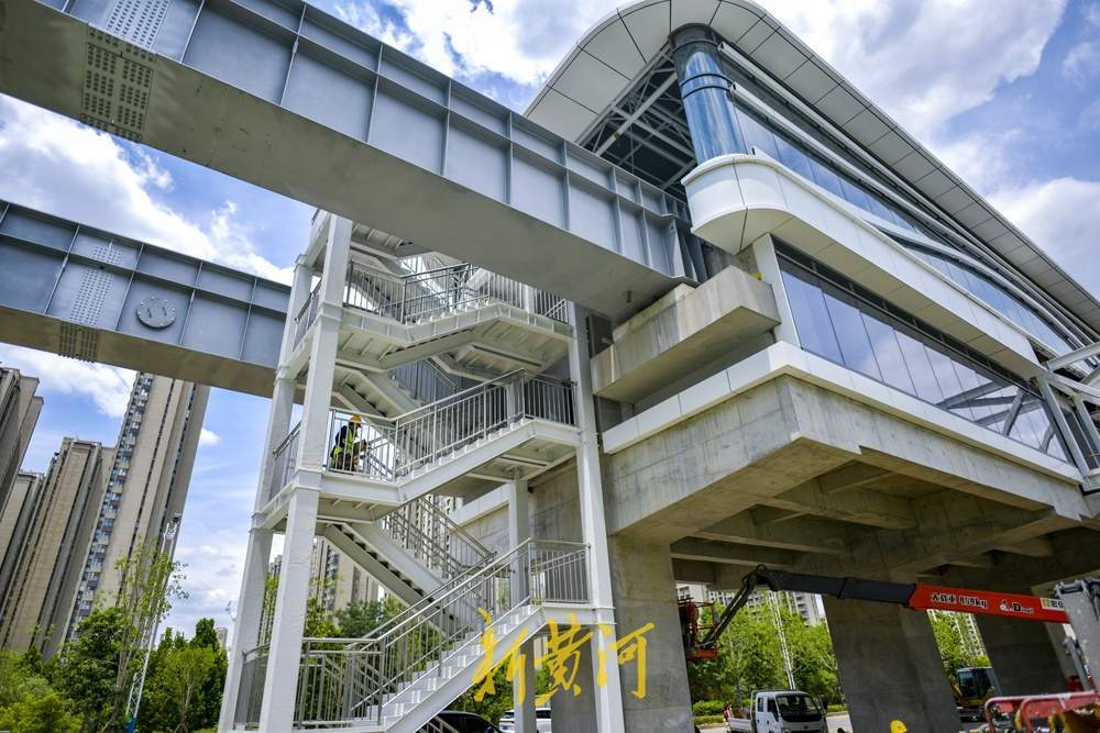 济南云巴高架车站架设“三梯”连通地面