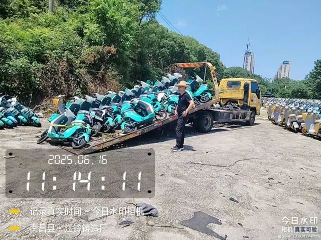 南昌昌南客运枢纽公交站台被共享单车围堵 居民吐槽坐车难