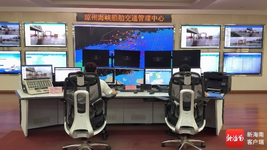 工作人员在协调船舶搜救。通讯员供图