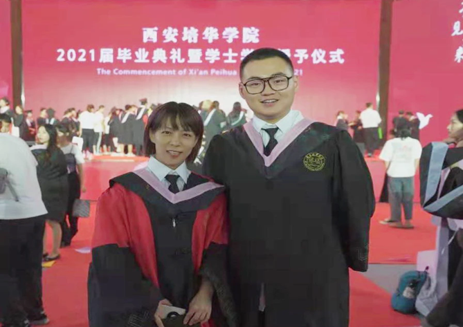 黄煜聪与杜萍老师的合照