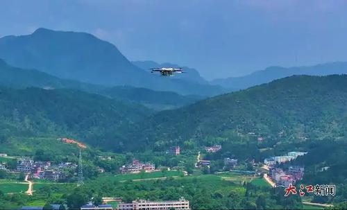无人机从高山农场下落至物流配送中心的途中。刘述鹏摄
