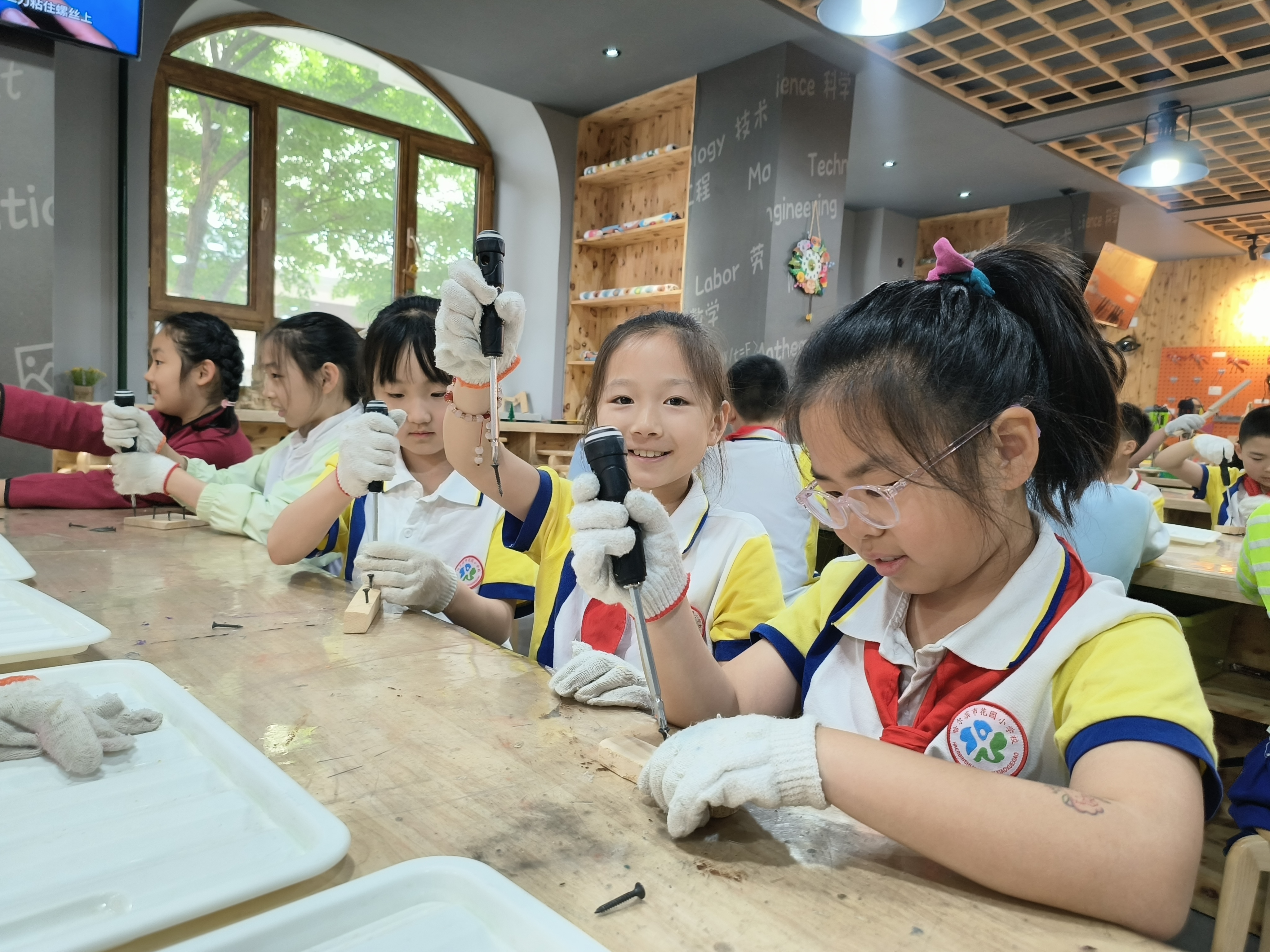 劳动工坊里忙碌的“小工匠”们