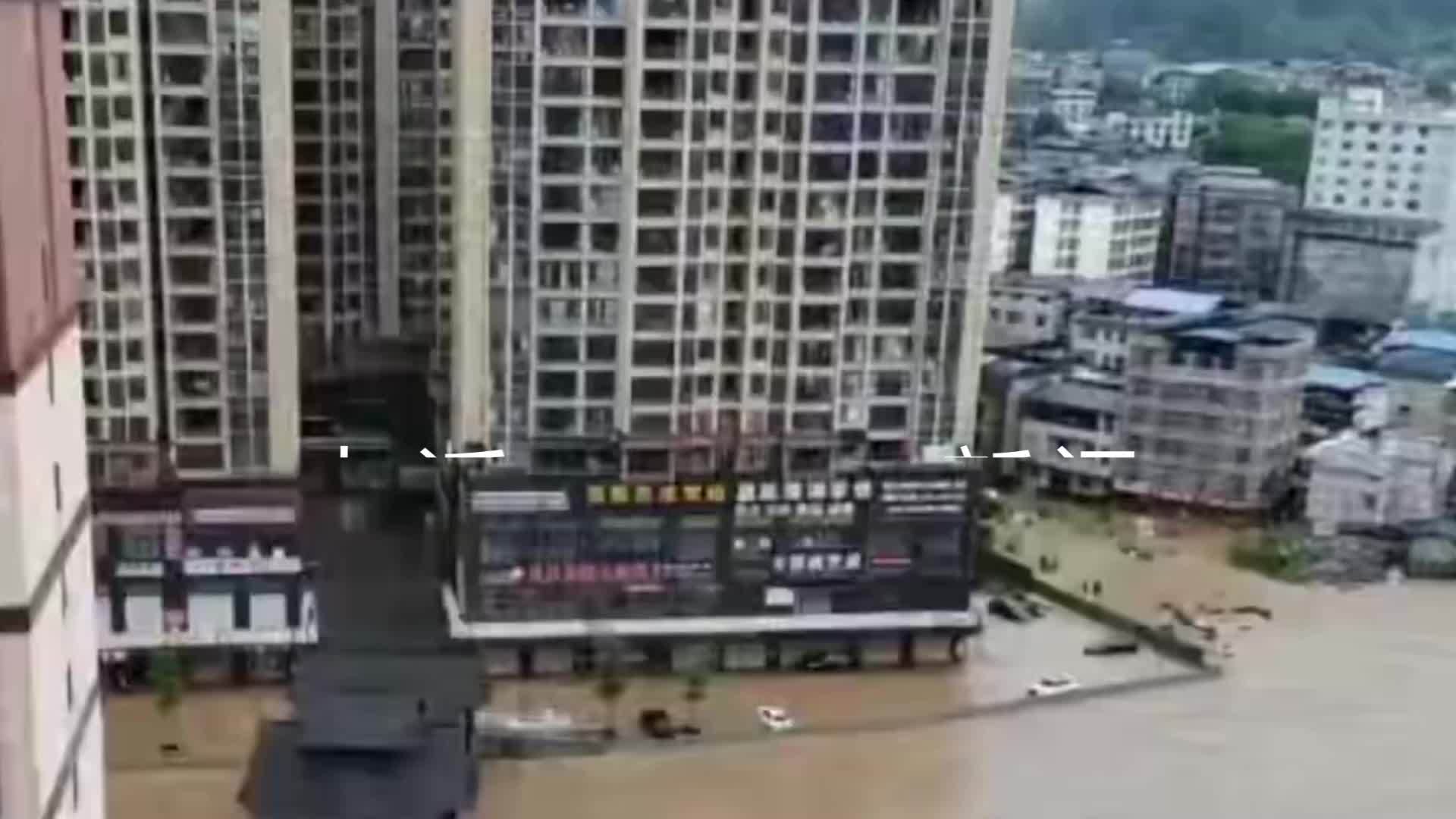 湖南龙山一小区4人移车时失联，宣传部：已救出1名群众，仍在救援