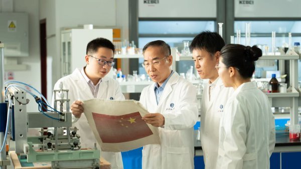 武汉纺织大学“月面国旗”团队。校方供图