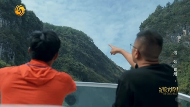 运动员胡记恩挑战高空走扁带，第一步就是用无人机架设扁带